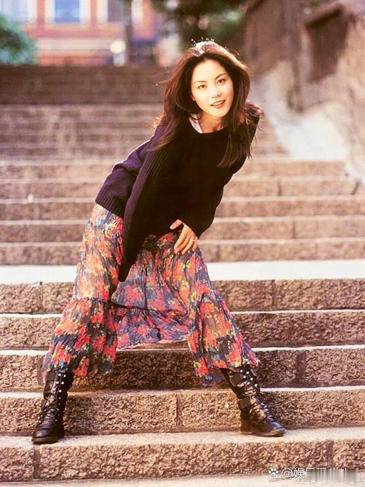 王菲这身造型太绝了！放在当下潮流里也完全不过时，时尚感直接拉满！