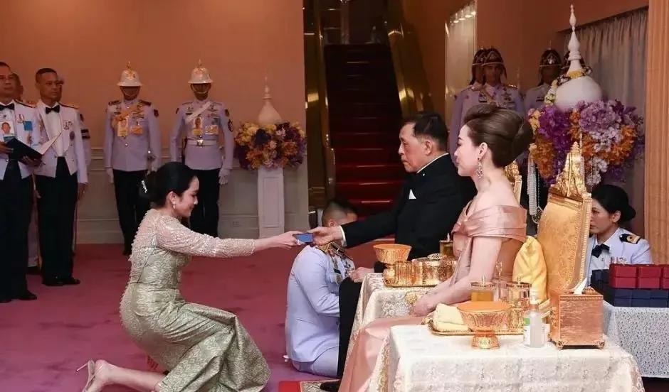 “安静了下来！”是对泰国各方势力，在等待佩通坦是否继续履职泰国总理一职的时间段里