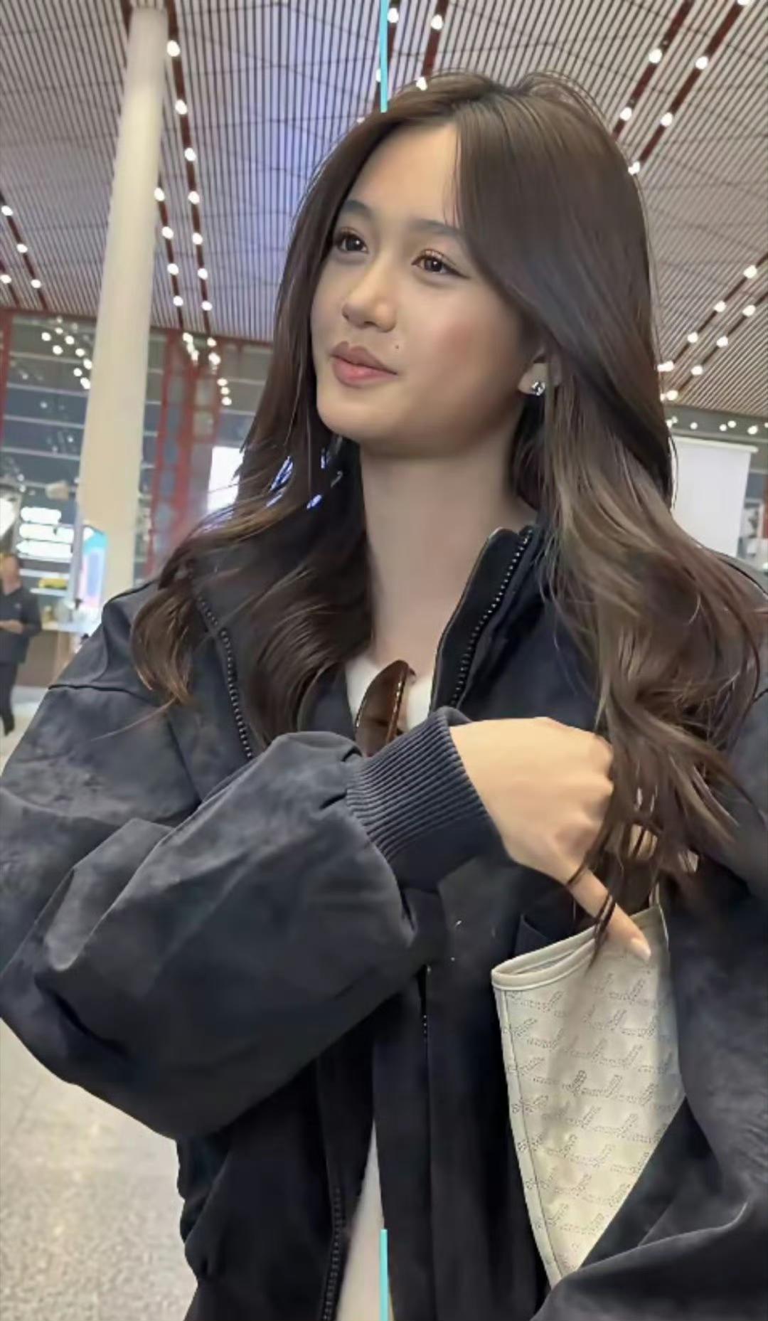 有网友~机场偶遇钟丽缇女儿考拉！一袭宽松牛仔外套搭简约内搭，慵懒卷发衬托得她五官
