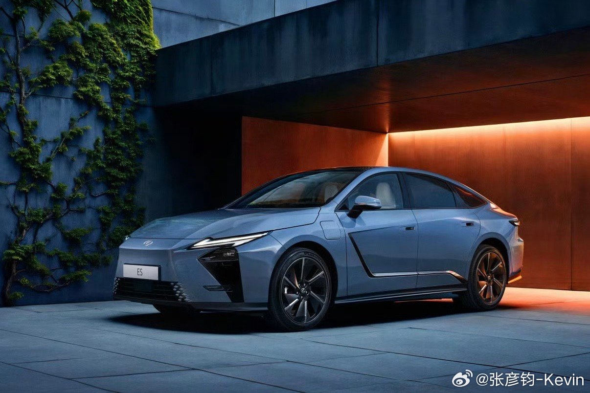 出门拍雷克萨斯新ES，下楼遇到邻居大哥的深蓝色老ES350，安静的在车位上怠速，