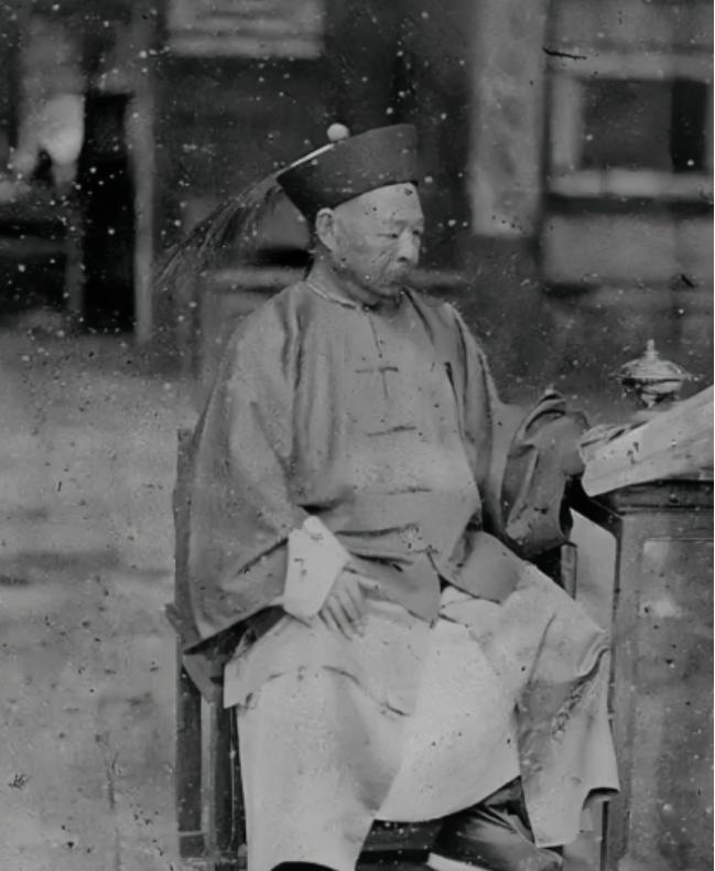 收复新疆后，左宗棠杀掉了所有俘虏，包括降俘，然而，左宗棠手上沾满了血，却没人骂，
