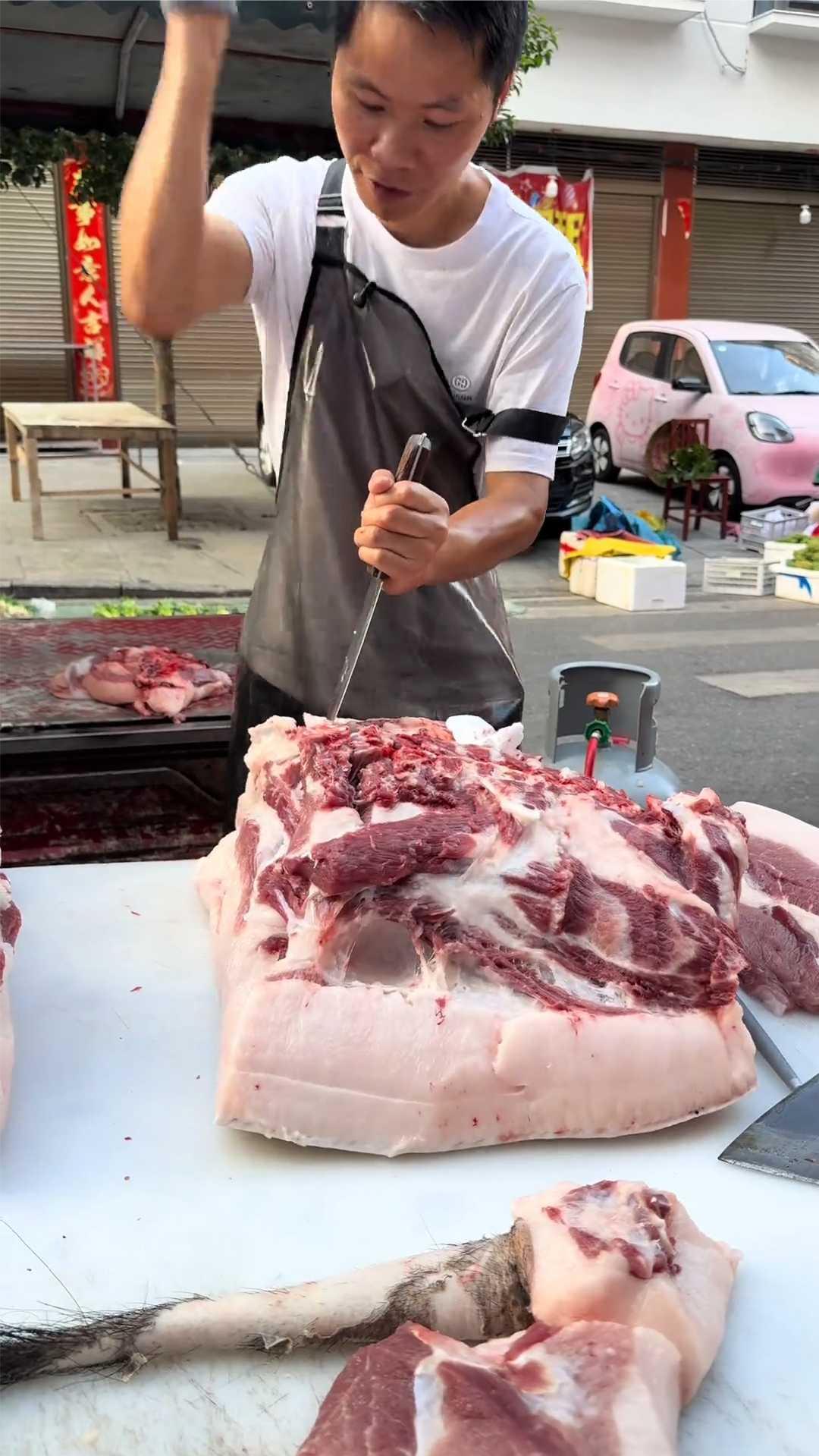 看，这都很喜欢，这是一个扇子。红叶肥肉，你觉得这种猪肉怎么样？这样，看一下，又白