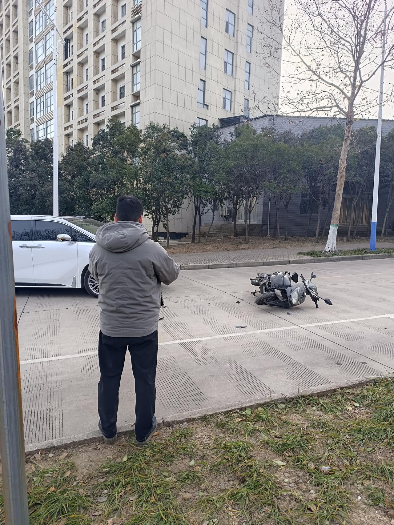 刚刚在大路上，看到一个男子骑车拐弯时，速度太快，正好撞到白色汽车，摩托车被撞碎了