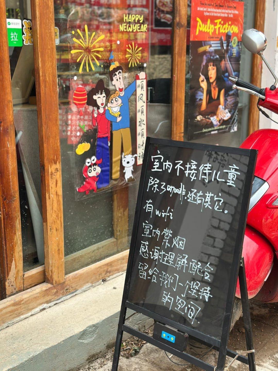 多方回应咖啡店禁止幼童入内很正常，很多咖啡店宠物可以进，孩子都不可以带进去。开