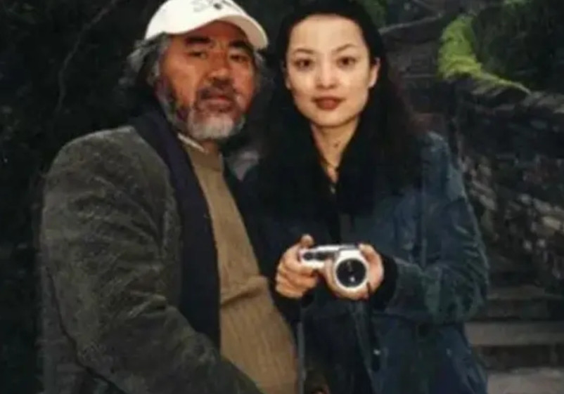 1991年，已婚的40岁张纪中，和25岁樊馨蔓在一起。原配忍无可忍离婚，02年张