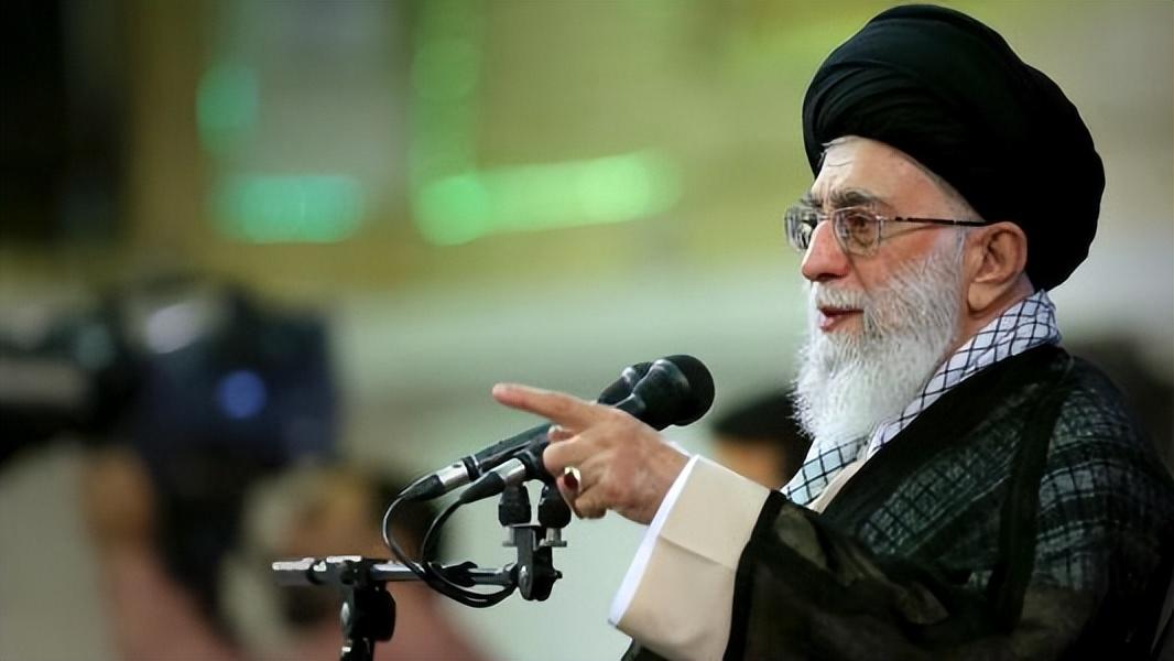 朝鲜有时候就跟一座移动的火药桶似的，核武器都攥在手里了，说炸谁就炸谁。美国那边一