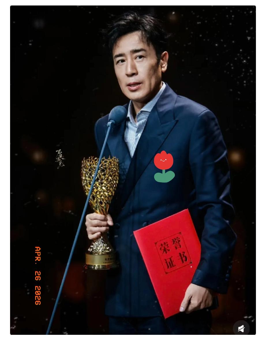 于和伟又拿影帝了。台下张艺谋第一个起立，台上张译递奖杯打趣。场面烈火烹油，名