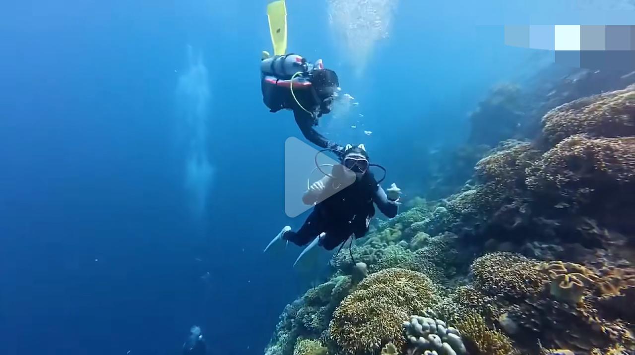 网名叫“大地”的家伙，在朋友圈发了两段视频，一脸得意说自己用“轻轻的手法”，把女