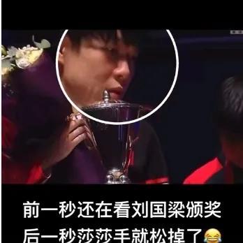 你们发现王楚钦这个小表情没有？看莎头夺冠的颁奖仪式感觉他打比赛的时候都没有这