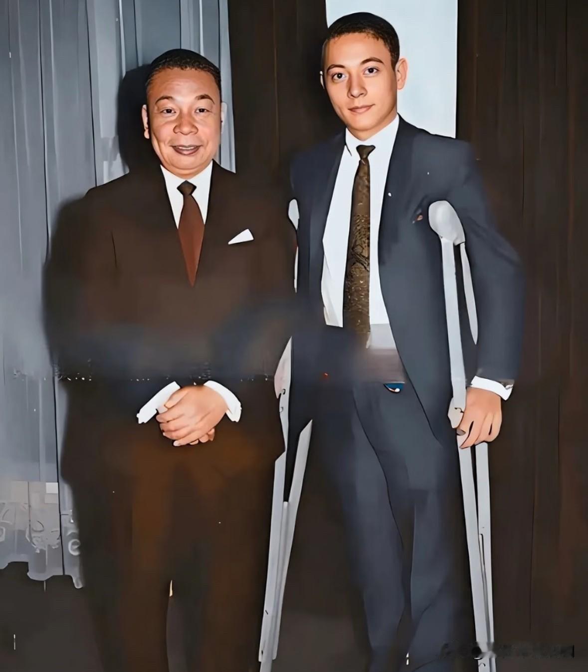 1970年，时年60岁的蒋经国与时年35岁的蒋孝文站着最后的一张十分罕见合影。