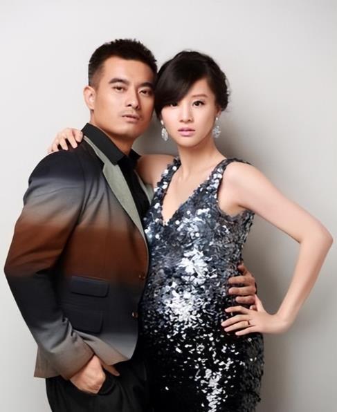 章龄之每月给陈龙1万多生活费50岁演员陈龙回应“怕老婆”“手里没钱”等话题，他