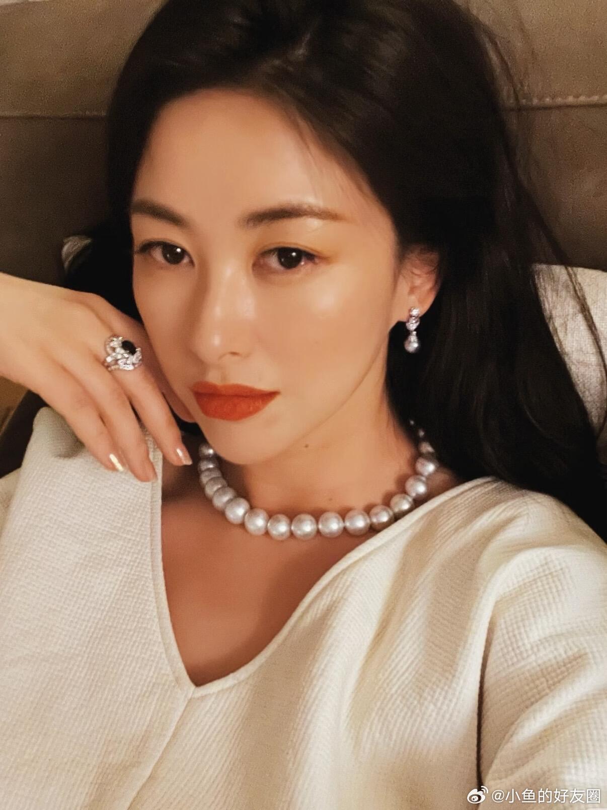 朱珠好绝的妈咪气质朱珠这妈咪气质绝了，看她笑一下我都想乖乖喊声妈，顺便蹭顿下午茶