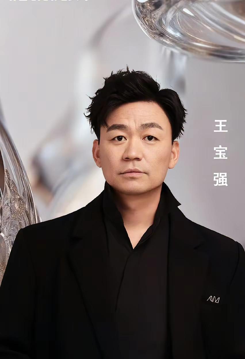 谈及王宝强的两个孩子，如今的发展轨迹各有千秋。王子豪跟随父亲生活，现就读于香