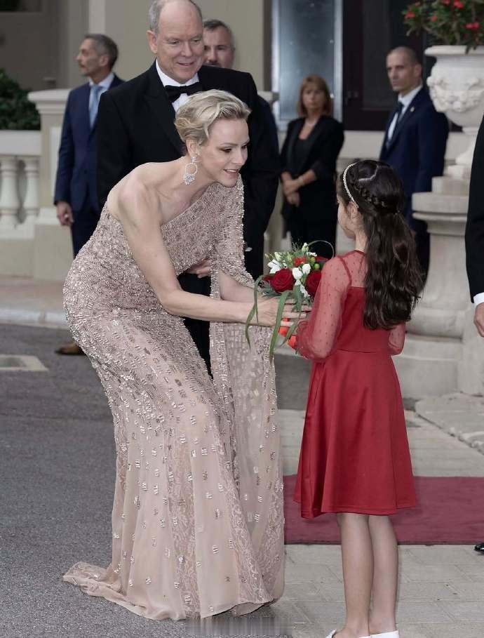 10月2日，意大利开始了对摩纳哥为期两天的国事访问。主人家阿尔贝二世亲王和夏琳王