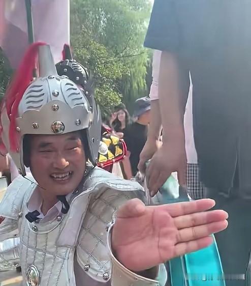 忙到连轴转！大衣哥一月20天跑商演，扮将军出海不停歇。朱之文行程满满，多样活动