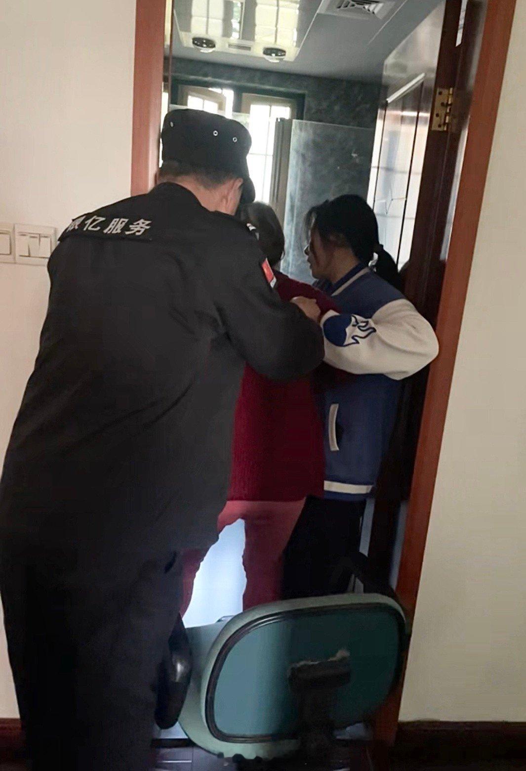 宁波海曙社工和物业紧急帮扶摔倒老人近日，宁波海曙望春街道青林湾东区一名77岁老