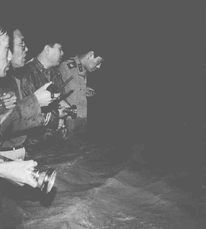 这张照片曾获得1994年，年度中国新闻摄影作品金奖，名叫《生命最后瞬间》。照片