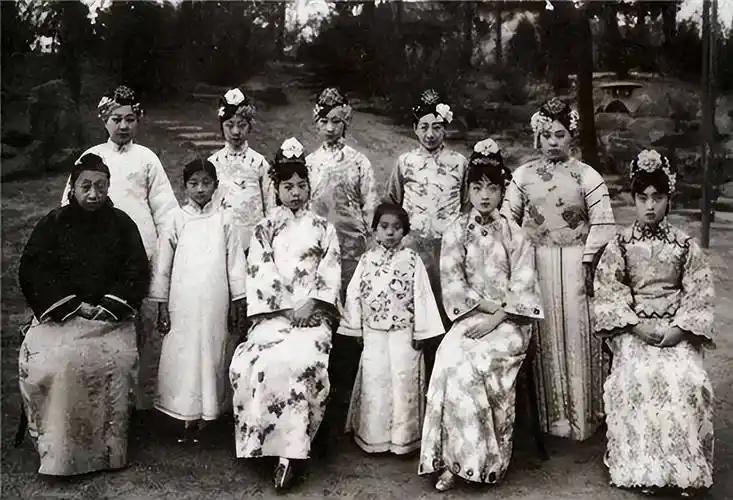 清宫严禁妃嫔随意佩戴贵重首饰，日常服饰有严格等级限额，比历代后宫管束更严 很