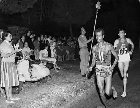 1960年的罗马奥运会，埃塞俄比亚选手阿贝贝·比基拉赤脚出战马拉松项目。实际上