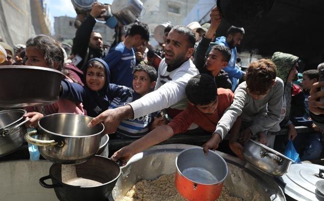 美伊打得昏天黑地，全世界都盯着航母导弹，没人注意一艘4000吨中国护卫舰在霍尔木