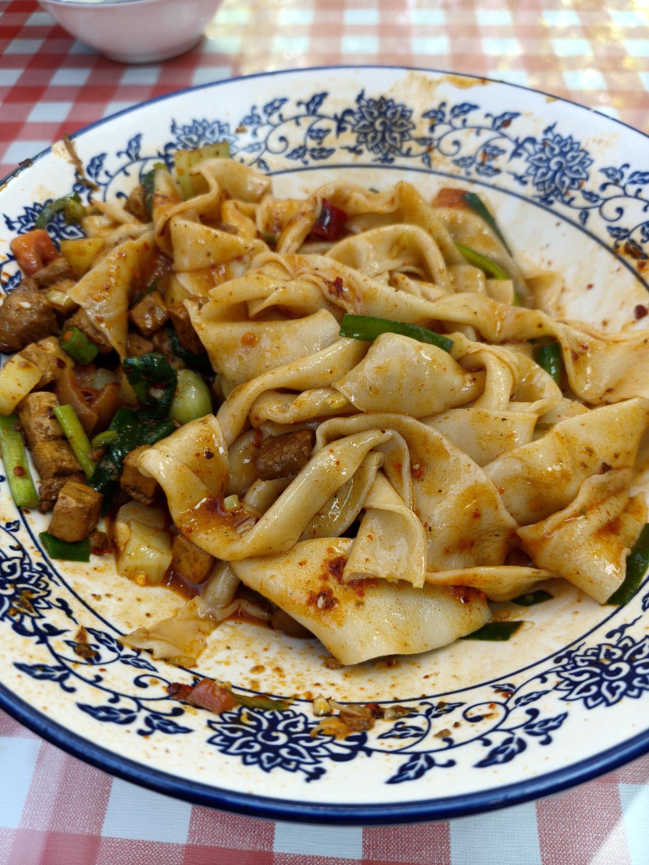 不知道为什么网上总是有人说西安的面分量少，这是昨天在电子二路一个小面馆里吃的户县