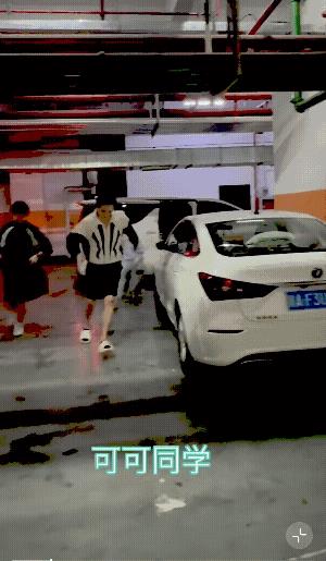 许凯今天上班挺早啊！九点多，许凯已经敷着面膜跑来喽，许凯为什么总穿着长袖呀，室内