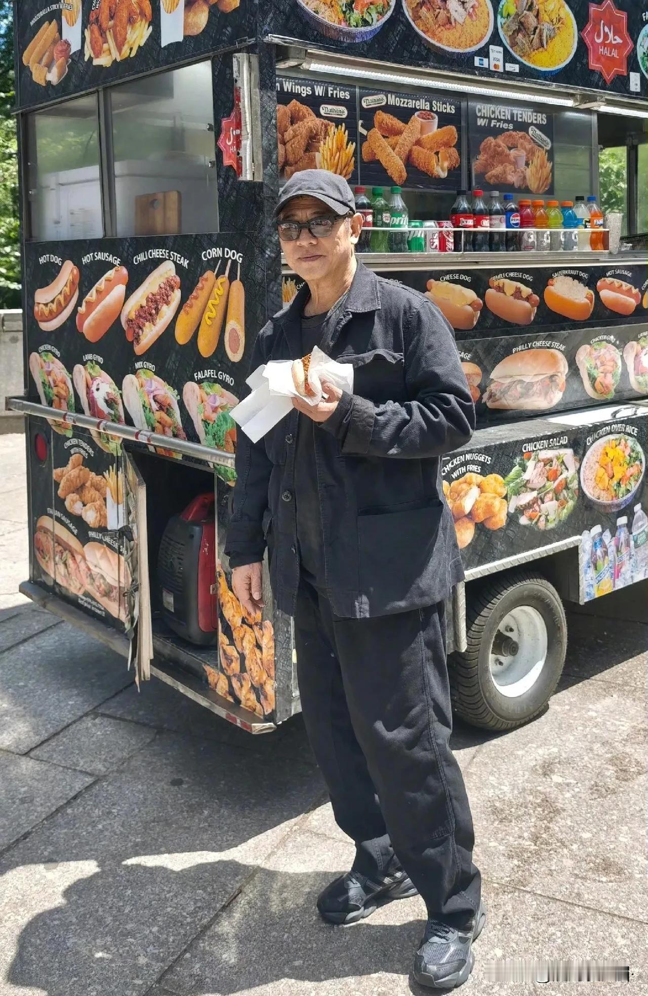 李连杰晒出照片，并且感谢影迷那么多年还是喜欢他。李连杰娱乐