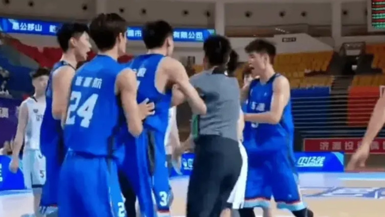 张峻豪啊真的是不应该，本来下赛季自己在辽宁男篮大把的出场时间，结果就为了队友出头