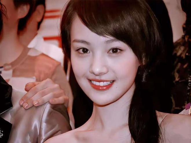 黄子韬和徐艺洋夫妇的孩子曝光引发关注，两人一直隐秘关系，传闻不断。有人认为孩子是