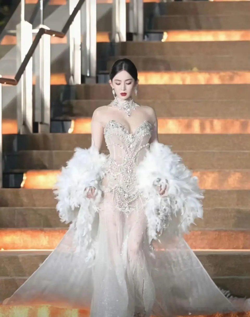 完全不会啊电视剧里适合那个角色就行私底下就可以稍微做自己