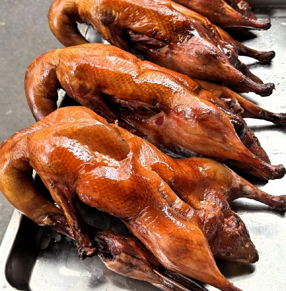 市场上二三十块一只的北京烤鸭，你敢买、敢吃吗？这是同事在饭桌上问我的问题。市场上