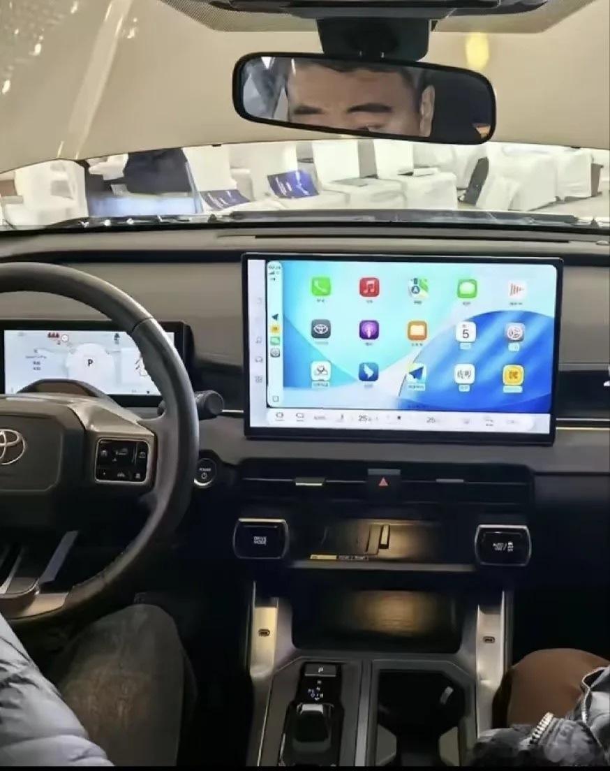 网传这是一汽丰田换代RAV4荣放，这内饰少了至少20个按键，而且还采用了电子挡把