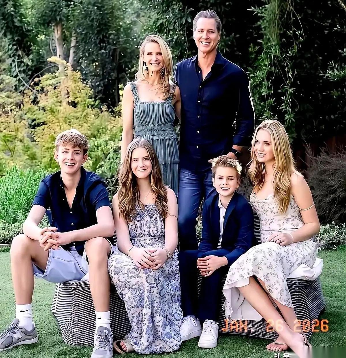 今天刷到一张照片，直接把我给干沉默了。美国加州州长，纽森，他一家子。就这张。