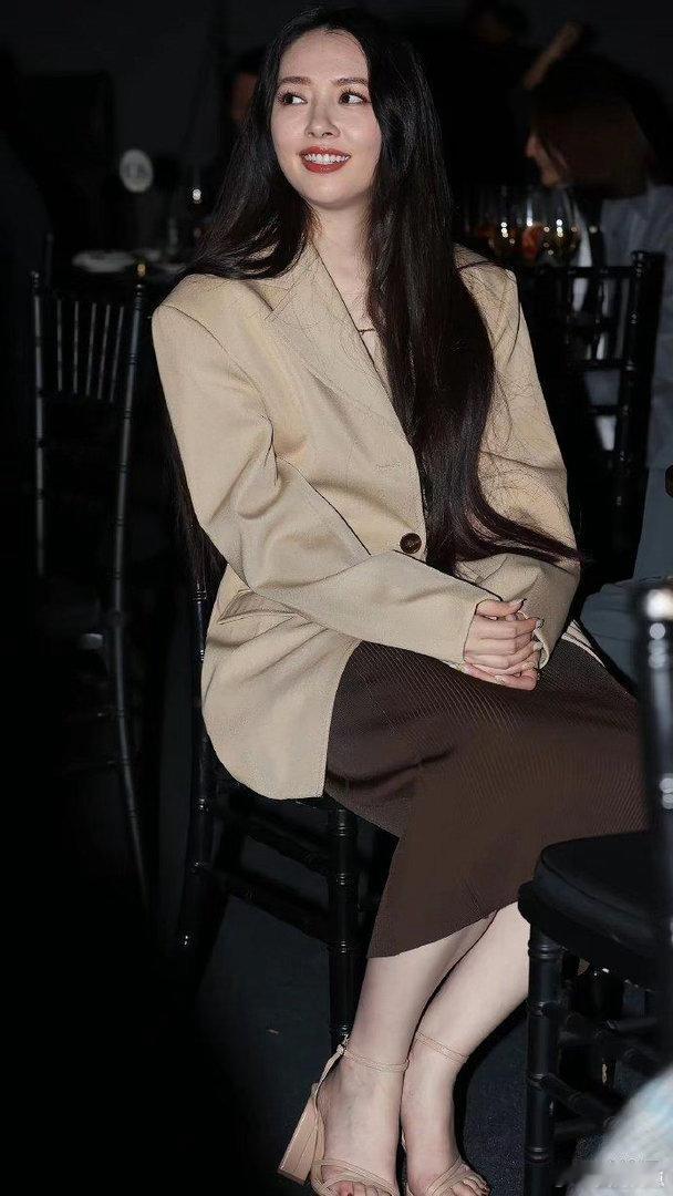 郭碧婷高清氛围感大片来袭，脚踩精致高跟鞋气场全开，优雅端庄尽显女王风范。