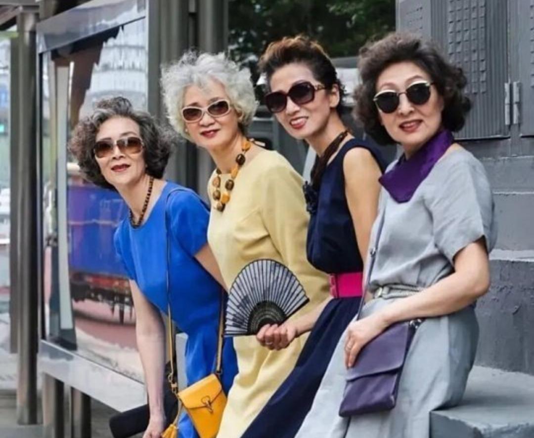 满大街都是朝气蓬勃的老年人！网友破防：这届老人活得比我们潇洒多了！所有打工