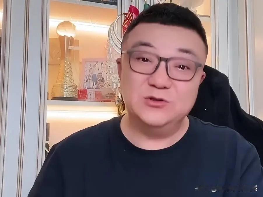 舆论炸开锅！邝兆镭状态下滑，董路直播紧急撇清。昔日足球新星邝兆镭近期状态低