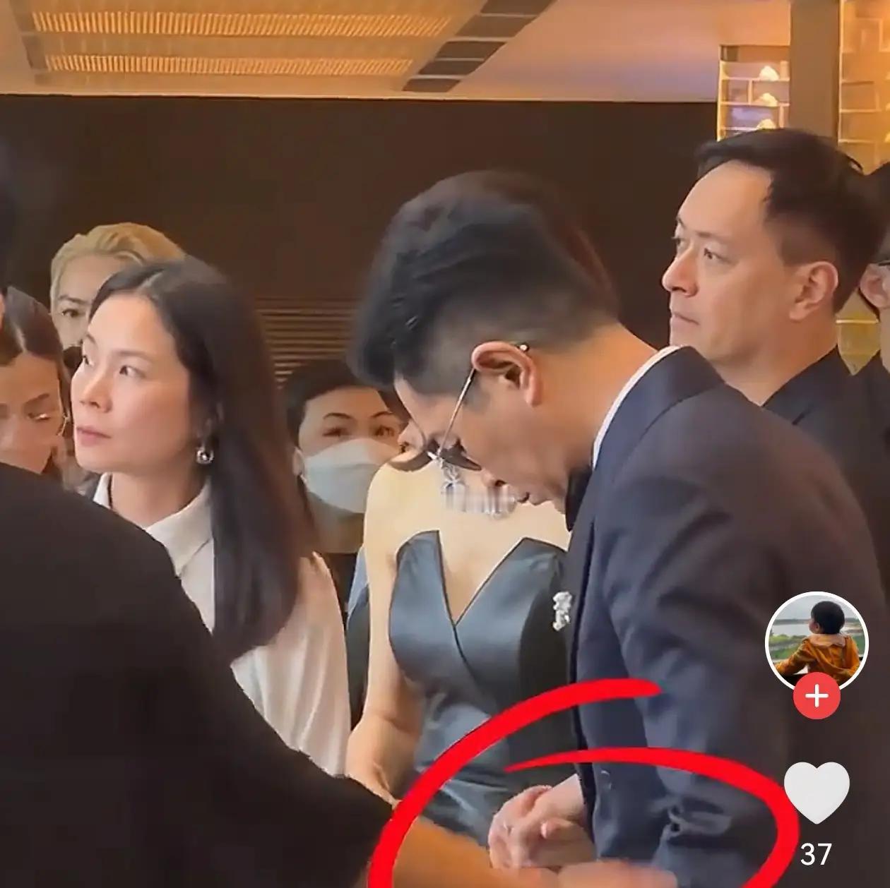 别催婚了！古天乐宣萱这状态，才是成年人最顶级的关系金像奖后台被记者围堵，古