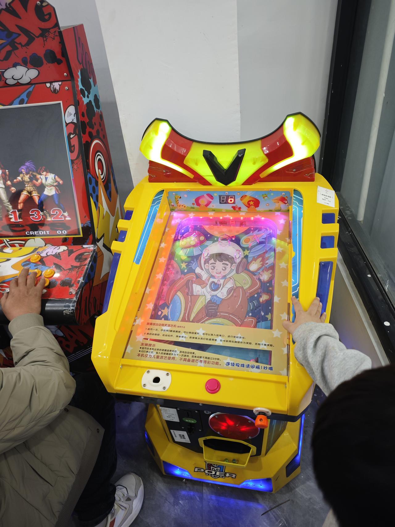 镇上的游戏机，没想到镇上竟然也有游戏机了，虽然只是几台老旧的机子，抓娃娃机里的娃