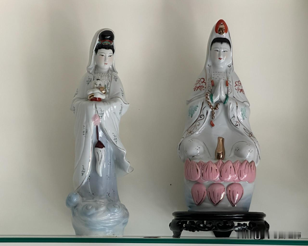 已经近四十年的菩萨像了这两座菩萨像还是我爸当年工作了以后买的，得有快四十年的年