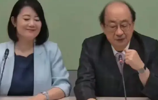 先是民进党团总召柯建铭非常嚣张的叫嚣称，大罢免后还有刑法100条会伺候这些国民党