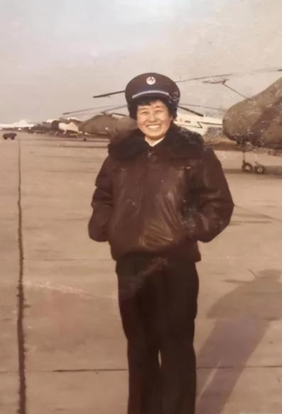 1964年，28岁女飞行员到西北去执行绝密任务，谁料在上飞机之前，摄影师突然说要