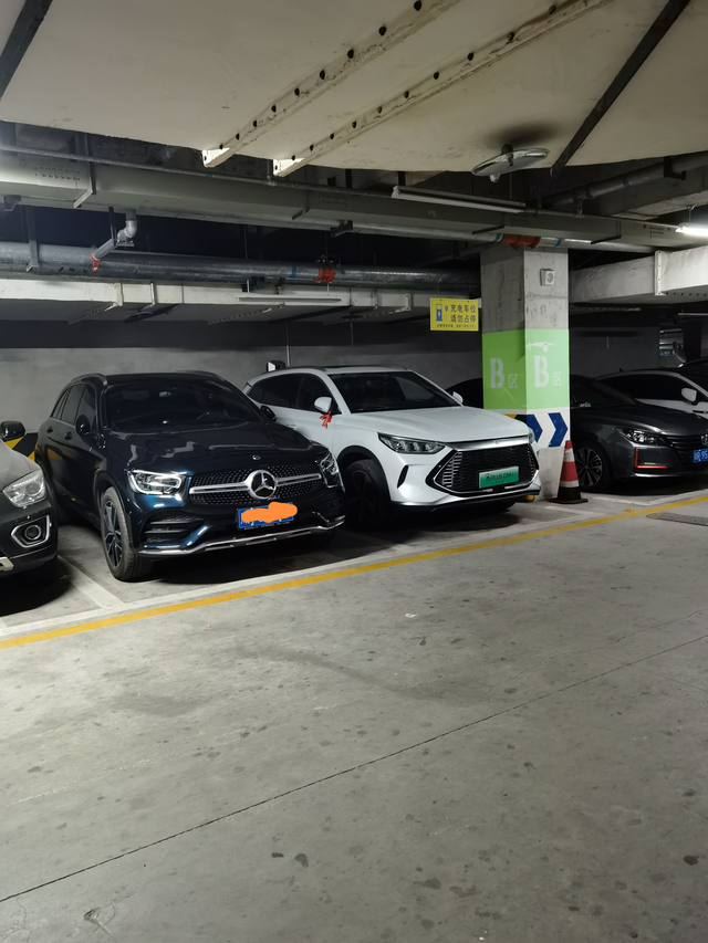 和奔驰停在一起突然觉得小迪不香了直接上图，感觉气势上还是矮了一大截，旁边的奔驰