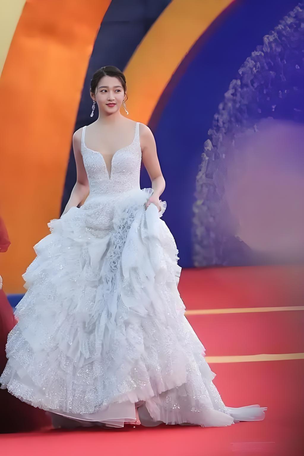 2025年红毯季，关晓彤终于撕掉“红毯黑洞”标签。10月3日身着ElieSaa