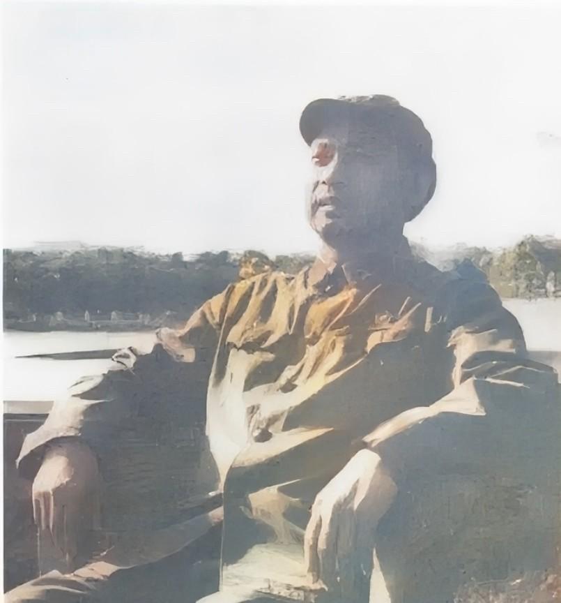 1970年，解放军副总参谋长李天佑将军在广州留下工作照。这位参加过百色起义、平型
