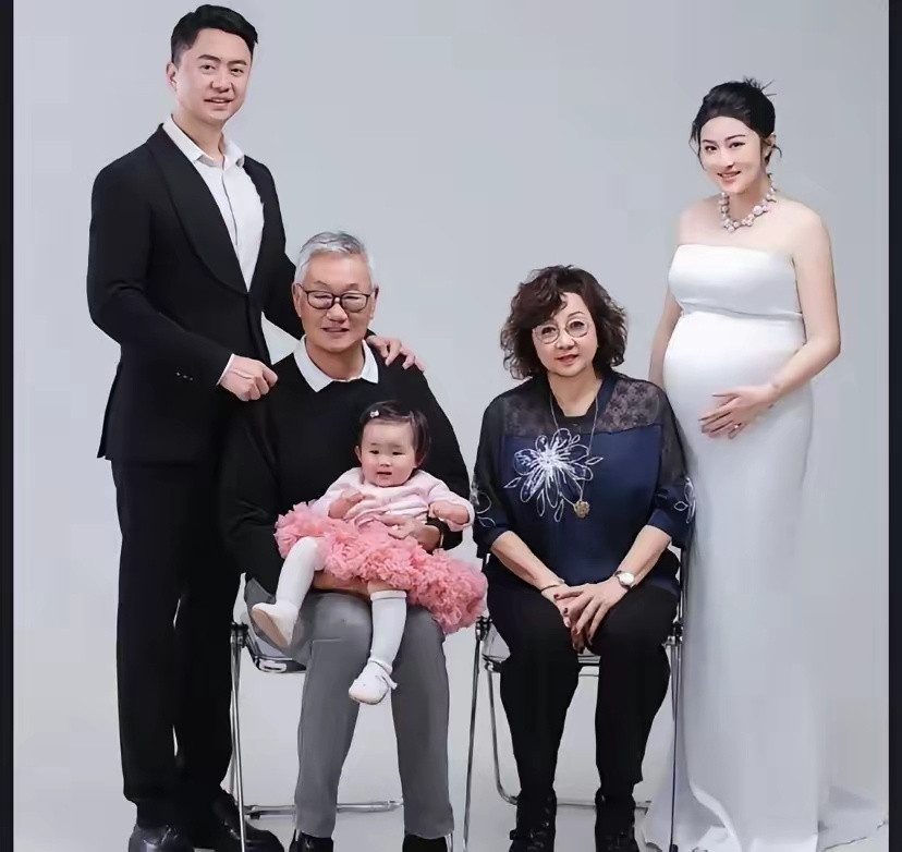 林俊杰的哥哥，瑞士银行高管，不缺钱，但怕弟弟结婚生孩子。