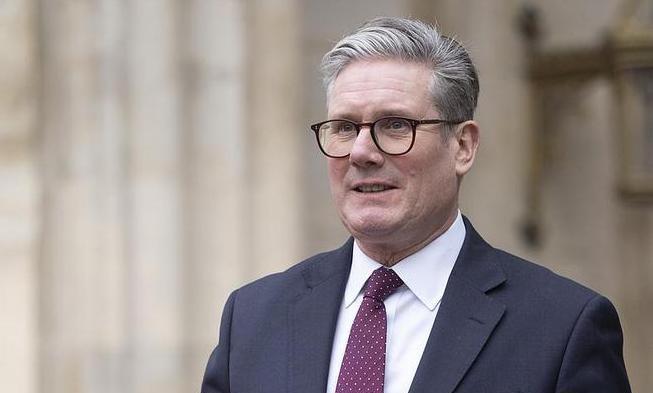 这一下英国的脸面往哪放？英国首相斯塔默在工党大会上，直接表示把中国的近百种商品关