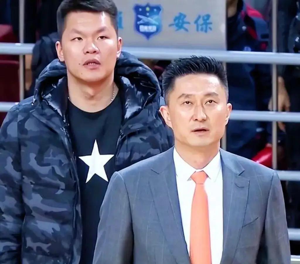 有广东球迷向广东男篮管理层提问，广东男篮其实已经有了徐昕但不用，还要租借王少杰，