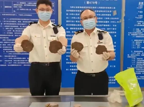 近日，长沙黄花机场海关人员在检查一位从印度回来的旅客时，发现两个塑料袋装着八块圆