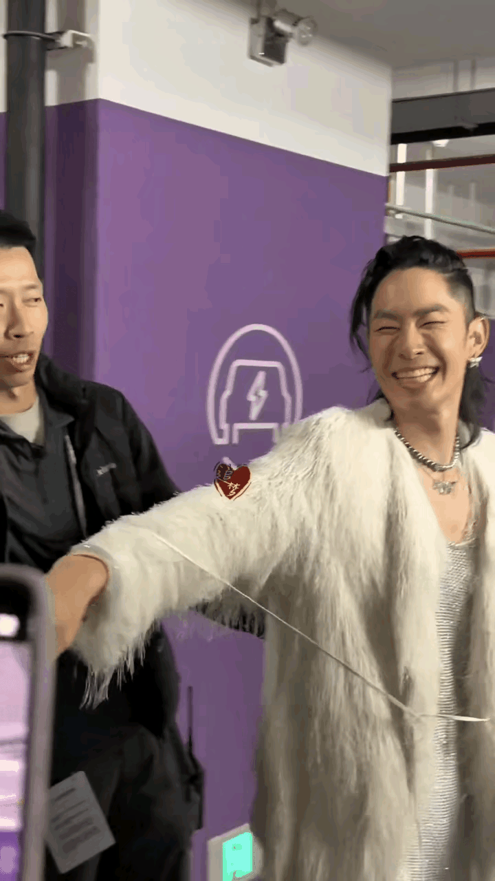 看了吴建豪最近的造型，总算懂为啥大家说向佐总在模仿却差点意思了。50岁的人