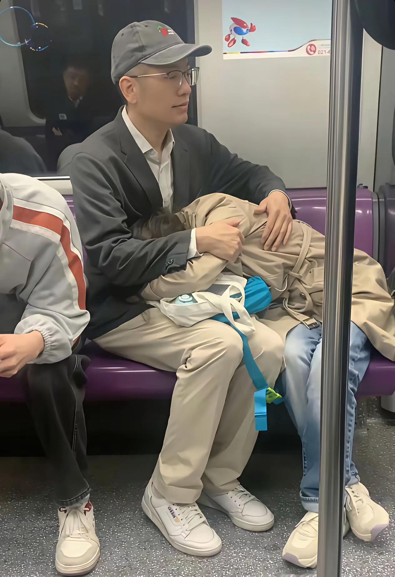 地铁里偶然撞见的画面，瞬间戳中内心最柔软的地方，原来最好的爱意从来都不靠甜